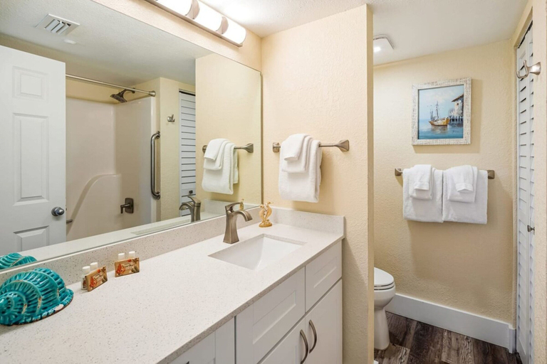 Room 2, St Martin Suite Beautifully Updated Pool View, Monroe