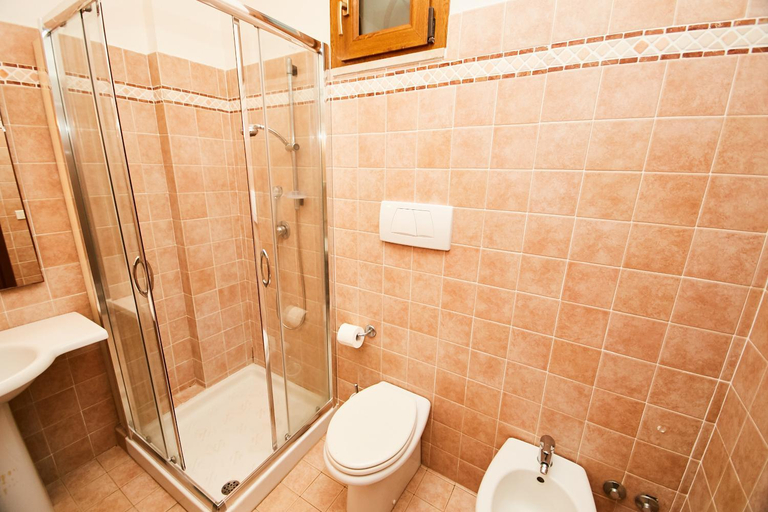 Bathroom 3, Miramare, Viterbo