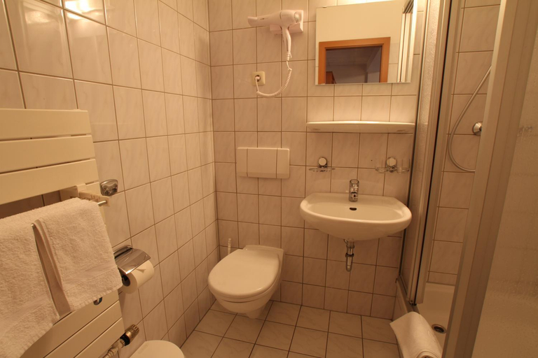 Bathroom 2, Hotel Weisse Taube, Salzlandkreis