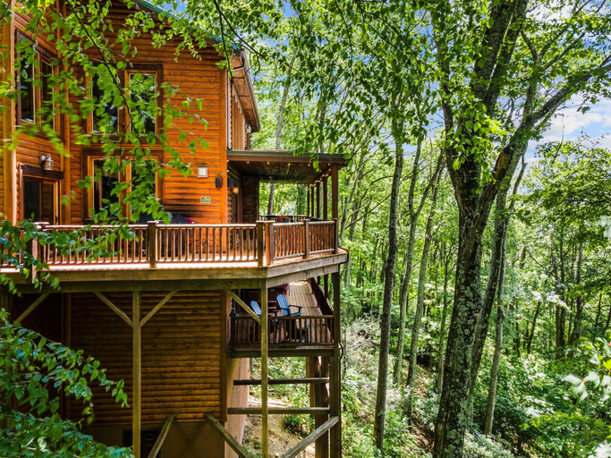 Room 2, Eagle Nest Lodge Hot Tubs Mountain Views, Watauga