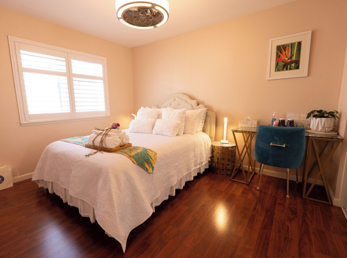 Bedroom 3, Balloons and Wine, Riverside