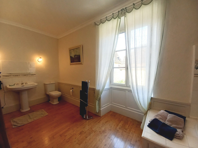 Bathroom 5, Au pays de Jacquou, Dordogne