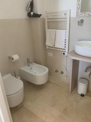 Bathroom 5, Feudi Mandolivo, Brindisi