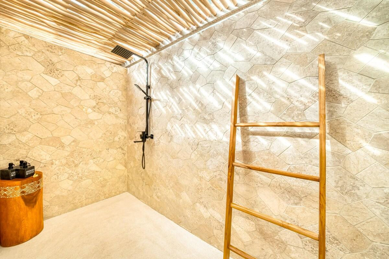 Bathroom 3, Spacious 2 Villas combined, 9 bedrooms, 2 pools, Badung