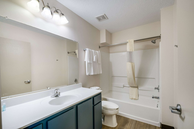 Bathroom 4, Suburban Studios Sterling - Washington Dulles, Loudoun