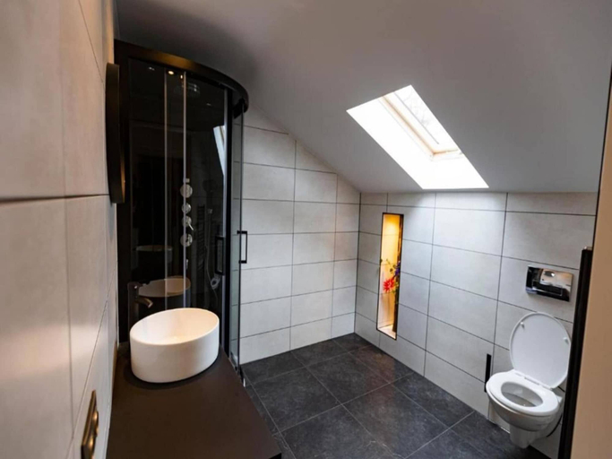 Bathroom 5, a Nice Holiday by the sea With Family, Den Helder