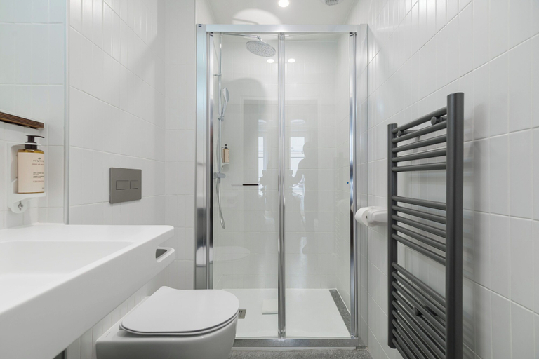 Bathroom 5, Hotel Paris La Belle - Marais, Paris