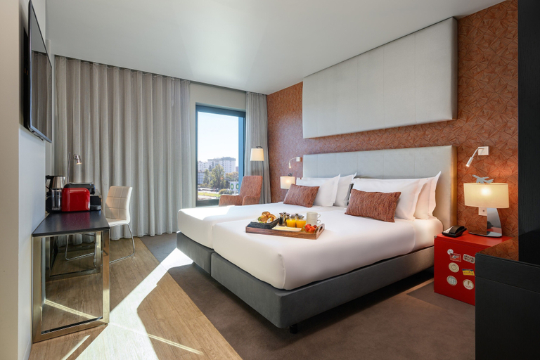 Bedroom 3, Meliá Lisboa Aeroporto, Lisbon