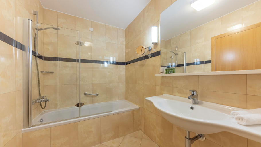 Bathroom 4, Family Hotel La Luna, Novalja