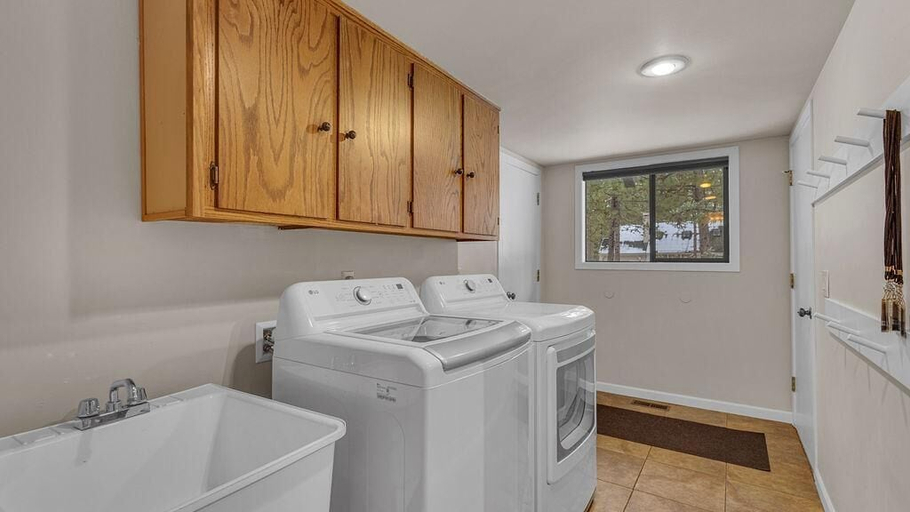 Bathroom 4, Quartz Mt. Lane 1, Deschutes
