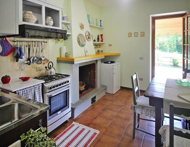 Dining 5, Holiday Home in Camaiore With Mountain Views, Lucca