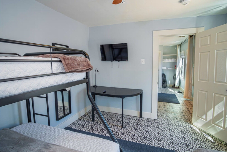 Bedroom 4, Stunning 3BR 2BA Haven in Downtown s Heart, Bexar