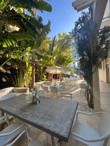Food & Drinks 5, Apartments at 100 Collins, Miami-Dade