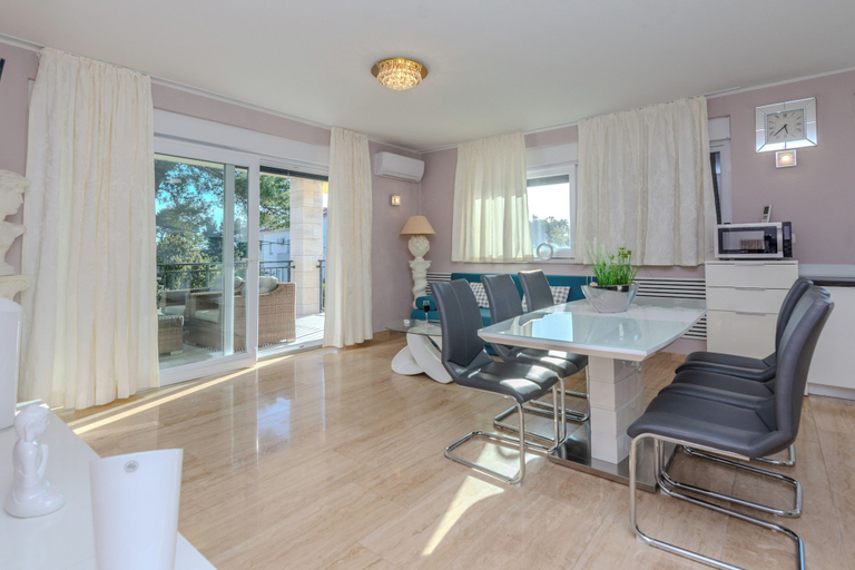 Others 5, Apartment Eses, Vir
