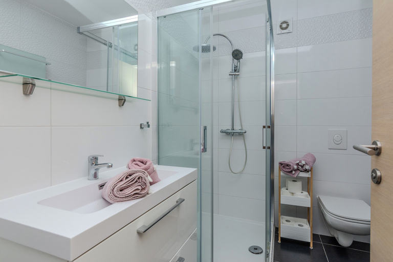 Bathroom 3, Apartment Eses, Vir
