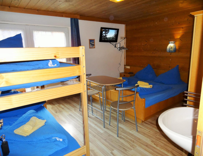 Room 4, Large Holiday Home With Garden and Balcony in Otztal, Imst