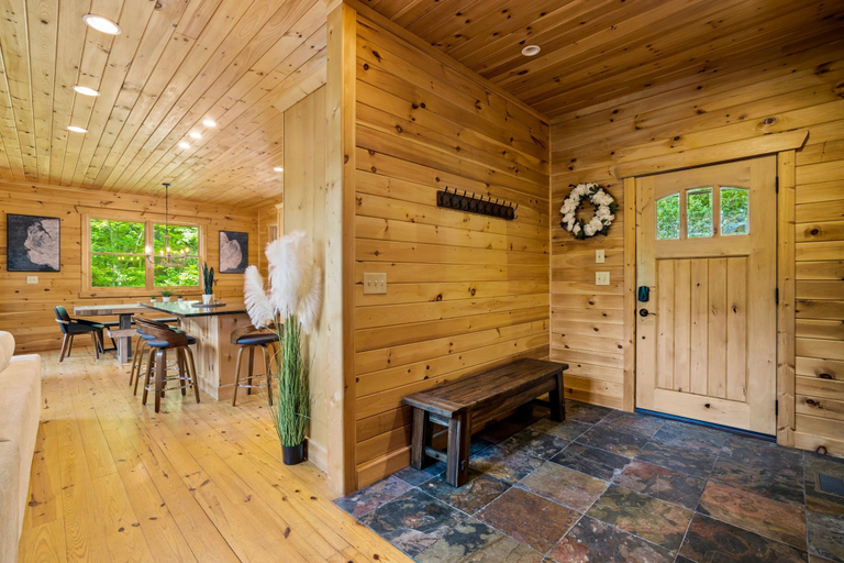 Room 5, Eagle Nest Lodge Hot Tubs Mountain Views, Watauga