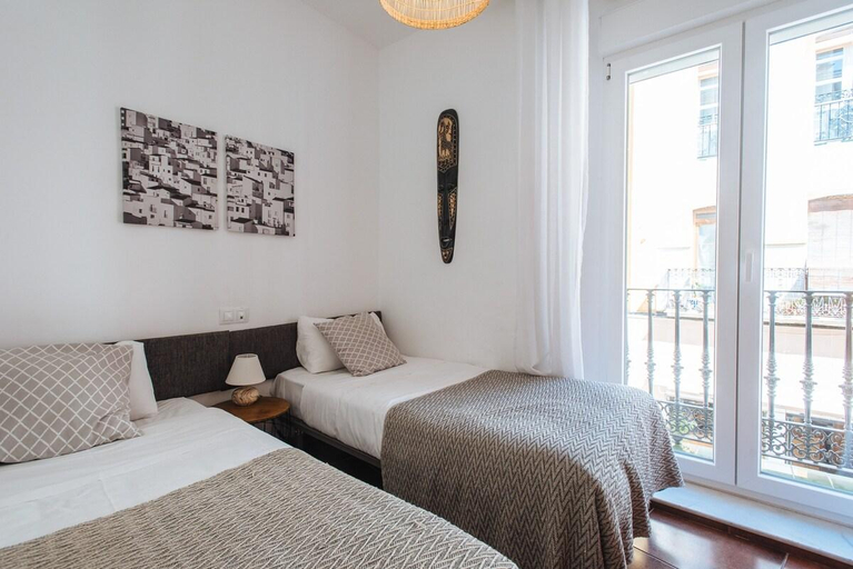 Others 3, Bright Apartment at Santa Cruz 6 people Parking Op, Sevilla