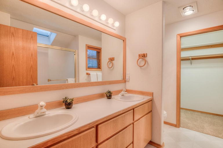 Bathroom 4, Warbler Lane 15, Deschutes