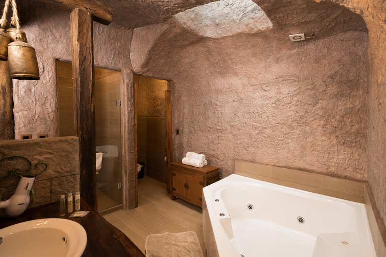 Bathroom 4, Estancia San Juan, Cuenca