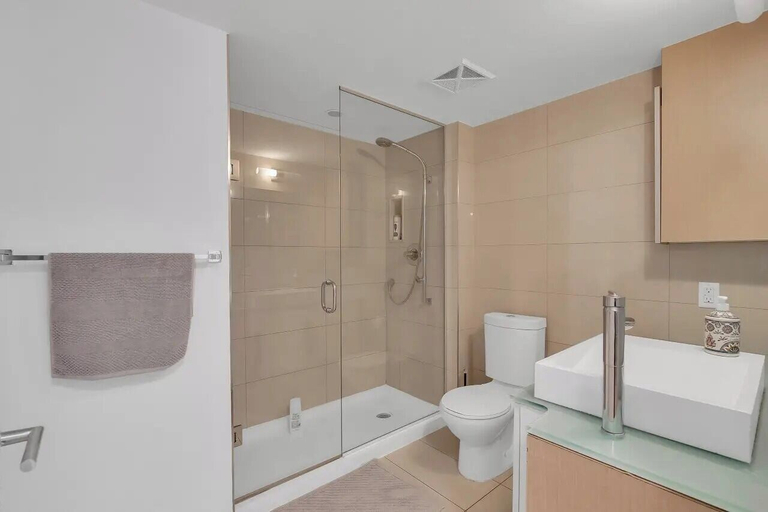 Bathroom 5, Waterfront Cove Hotel, Toronto