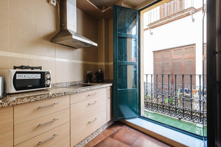 Others 2, Bright Apartment at Santa Cruz 6 people Parking Op, Sevilla