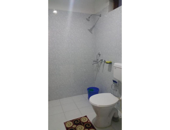 Bathroom 2, Anand-Ganga Yoga Guesthouse, Nirakot, Uttarkashi