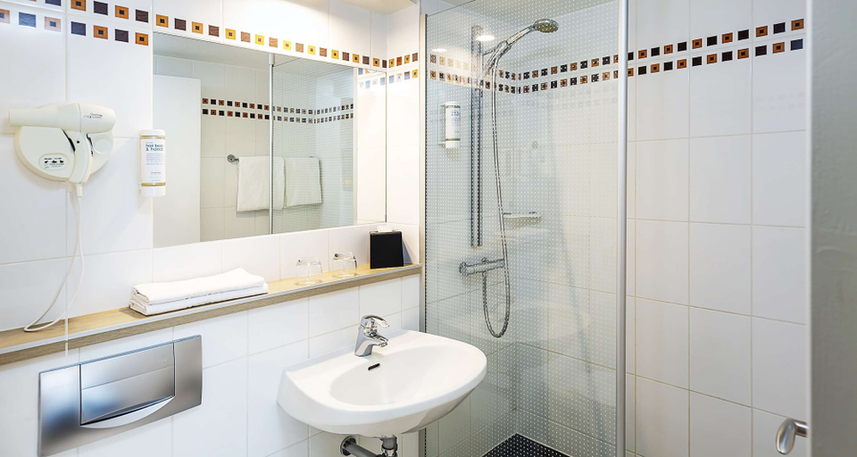 Bathroom 5, Best Western Amarys Hotel & Spa, Yvelines