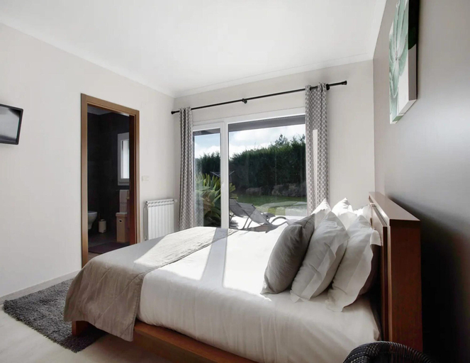 Bedroom 2, Alluring Villa in Salir de Matos near Coast, Caldas da Rainha
