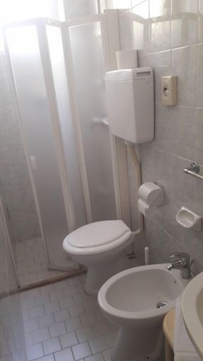 Bathroom 5, Hotel Dei Platani, Rimini