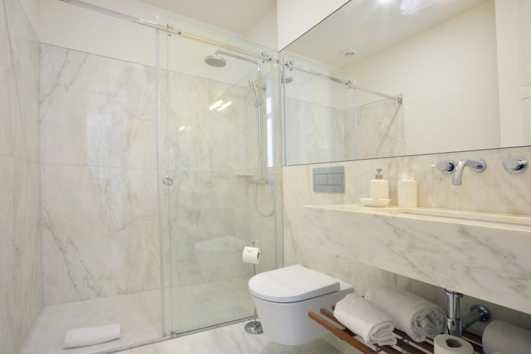 Room 2, Market 2C in Oporto With 1 Bathrooms, Porto