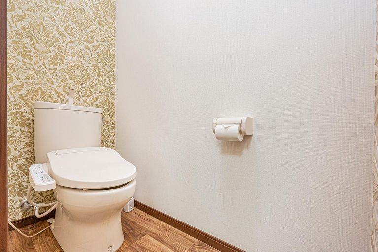 Bathroom 3, W.Hostel, Kita
