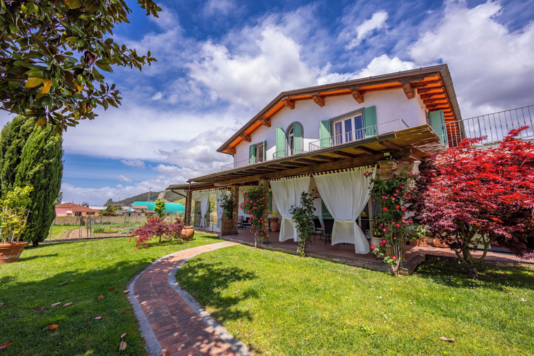 Villa Clara few km from the sea, Lucca