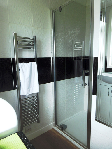 Bathroom 4, Sheena's Dartmouth Chalets, Devon
