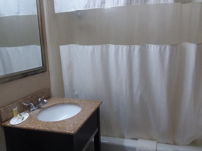 Bathroom 4, Howard Johnson by Wyndham Historic Lake Charles, Calcasieu