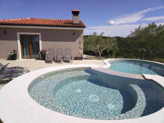 Pool 2, Modern Villa With Swimming Pool and Garden, Karojba