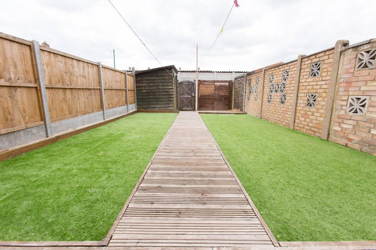 Others 5, Immaculate 2-bed House in Dartford, Kent