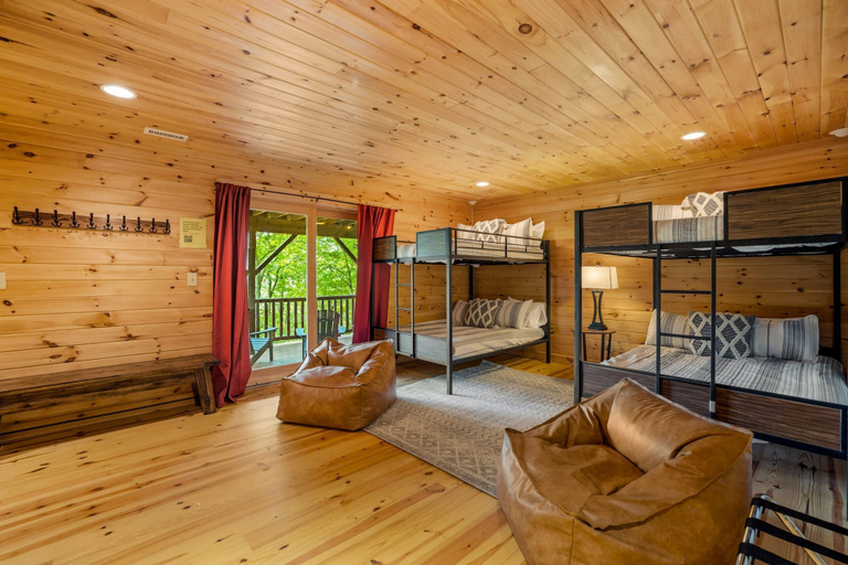 Room 3, Eagle Nest Lodge Hot Tubs Mountain Views, Watauga