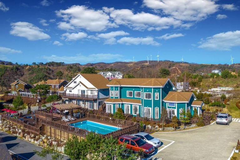 Exterior & Views