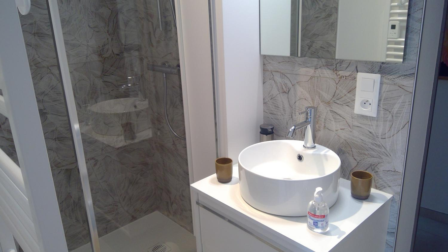 Bathroom 2, L'Atelier, Calvados