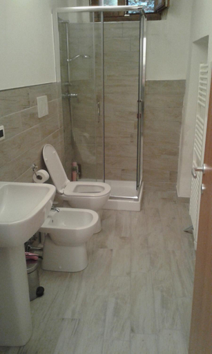 Bathroom 2, Old Hill, Teramo