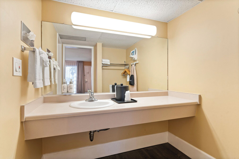 Bathroom 4, Vagabond Inn Executive San Francisco Airport, San Mateo