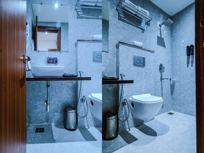 Bathroom 3, Aceotel Premier Vijay Nagar, Indore
