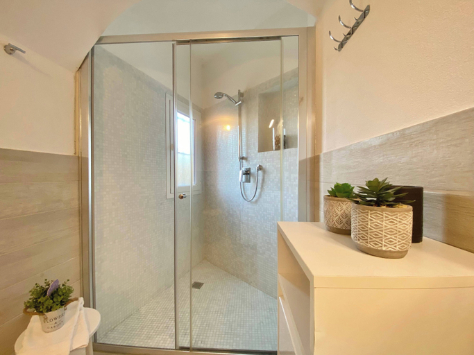 Bathroom 11