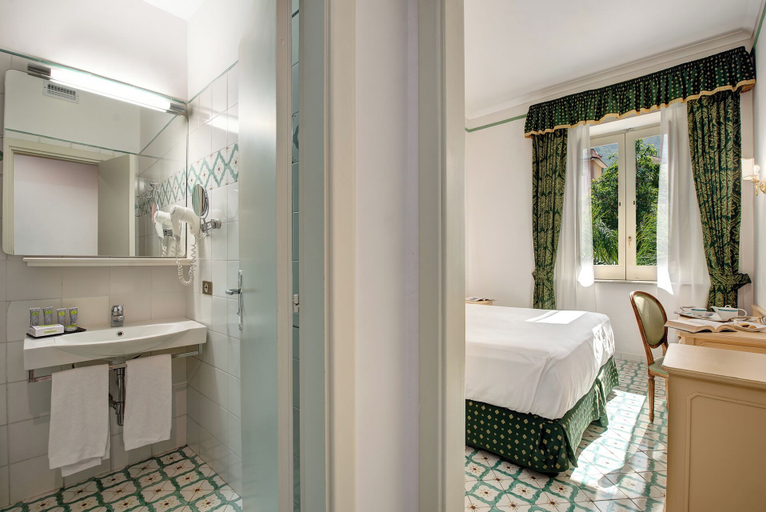 Bathroom 5, Imperial Hotel Tramontano, Napoli