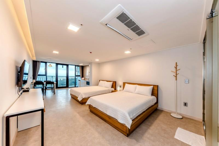 Bedroom 2, Seogwipo Iveresort Pension, Seogwipo