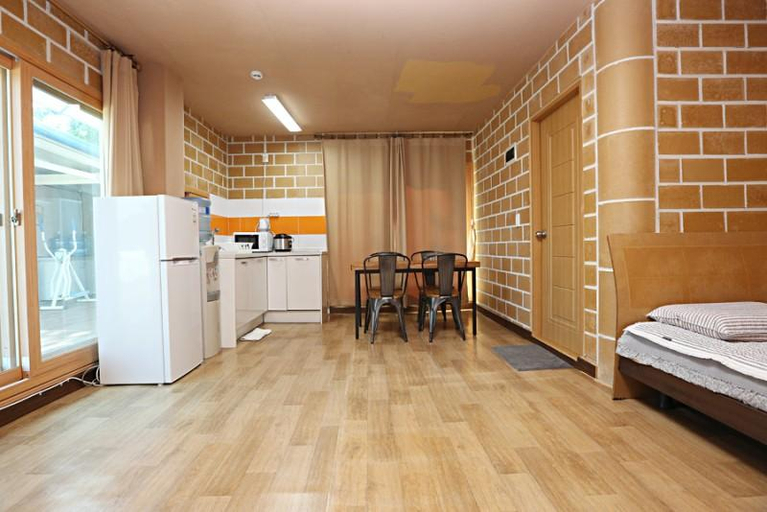 Others 5, Taean Lunasol Pension, Taean