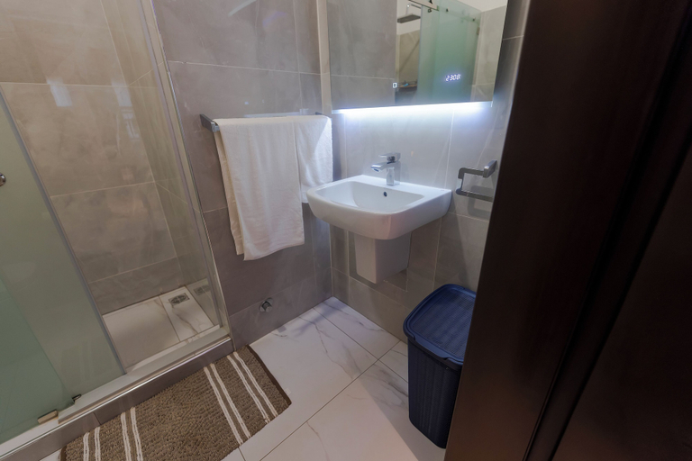 Bathroom 3, D'Magnolia Luxury Apartments, Tema