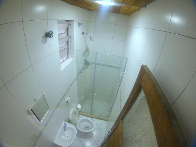 Bathroom 2, Copacabana Hostel, Rio de Janeiro