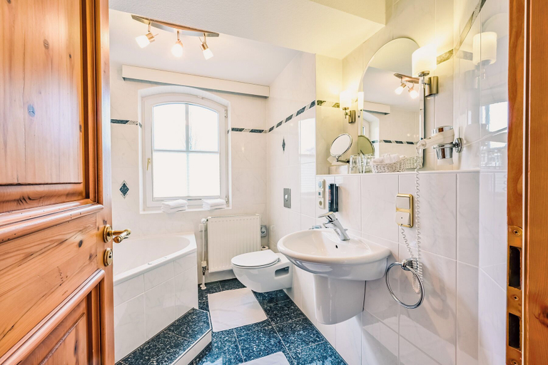 Bathroom 4, Schloss Hotel Holzrichter, Märkischer Kreis
